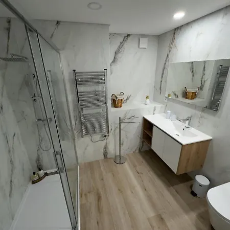 5 Min Walk To Sanctuary - Elegant *