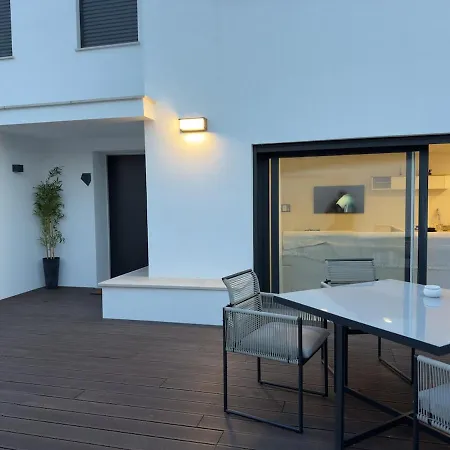 5 Min Walk To Sanctuary - Elegant *