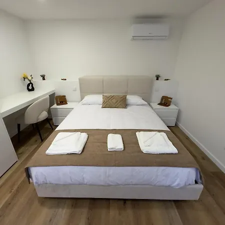 5 Min Walk To Sanctuary - Elegant