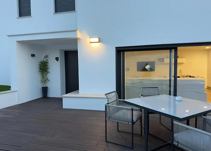 5 Min Walk To Sanctuary - Elegant *